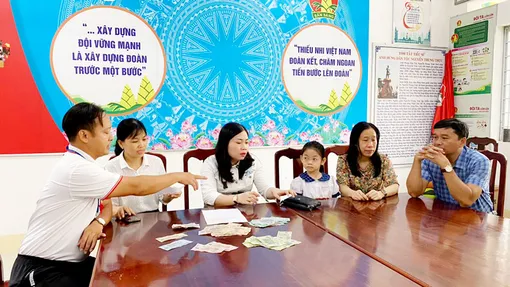 Nhặt ví có hơn 28 triệu đồng, học sinh lớp 1 nhờ cô giáo tìm trả lại người đánh rơi