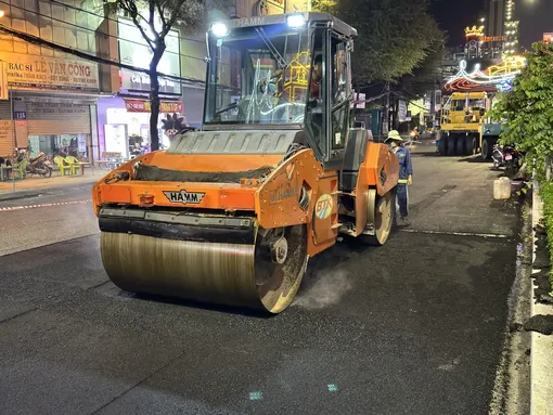 Thi công xuyên đêm thảm nhựa 3 tuyến đường khu vực trung tâm thành phố