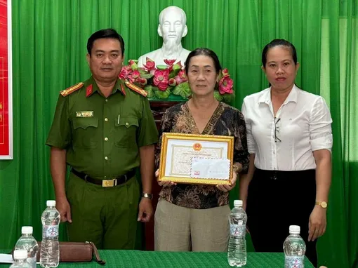 Khen thưởng người nhặt của rơi trả người mất