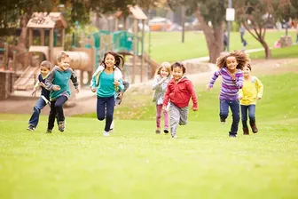 Trẻ sống gần không gian xanh phát triển xương chắc khỏe hơn
