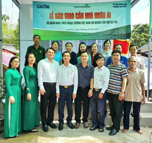 Báo Cần Thơ - Vietcombank Cần Thơ trao tặng nhà Nhân ái