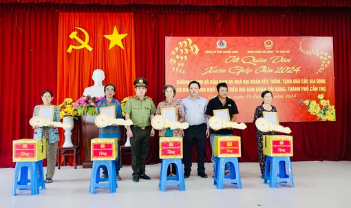 Bàn giao 5 căn nhà Đại đoàn kết