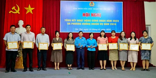 26 tập thể đạt thành tích xuất sắc trong phong trào thi đua lao động giỏi được Công đoàn Viên chức thành phố tặng Giấy khen