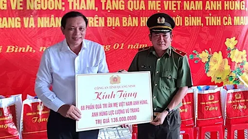 Công an tỉnh Quảng Ninh trao quà Tết, nhà Đại đoàn kết tặng người dân tỉnh Cà Mau