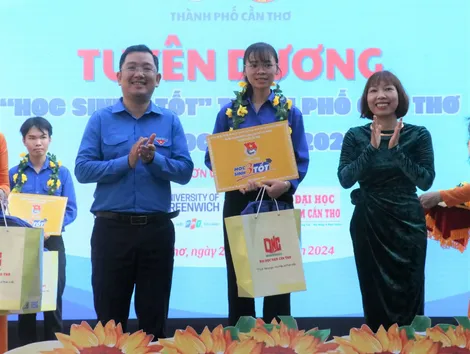 Tuyên dương 37 cá nhân đạt danh hiệu “Học sinh 3 tốt” cấp thành phố