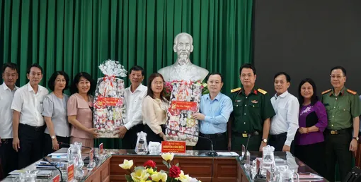 Chuẩn bị chu đáo mọi mặt, tổ chức để nhân dân vui xuân, đón Tết vui tươi, đầm ấm, an toàn và tiết kiệm