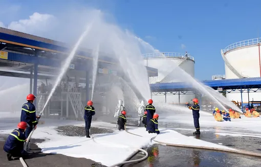 Thực tập phương án chữa cháy tại Tổng kho xăng dầu miền Tây