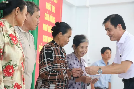 Đồng chí Nguyễn Xuân Hải, Phó Chủ tịch Thường trực HĐND TP Cần Thơ trao quà Tết cho hộ cận nghèo tại xã Trường Xuân A