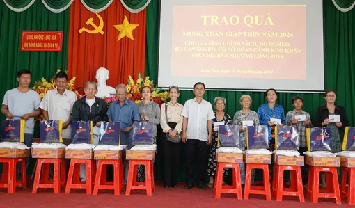 Trao tặng 40 phần quà đến bà con phường Long Hòa, quận Bình Thủy