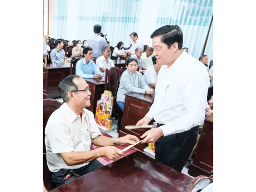 Lãnh đạo thành phố thăm, tặng quà Tết các gia đình chính sách tiêu biểu, hộ nghèo