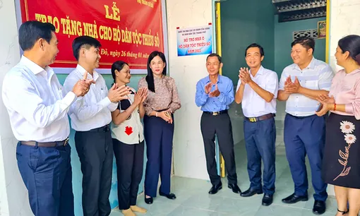 Trao nhà Đại đoàn kết tặng hộ nghèo, dân tộc thiểu số ở huyện Cờ Đỏ