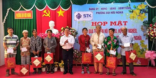 Chủ tịch UBND TP Cần Thơ tặng quà Tết người dân phường Bùi Hữu Nghĩa