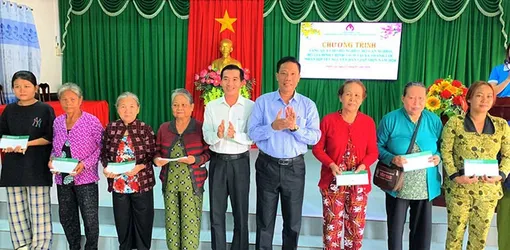 Tặng quà Tết người dân phường Bùi Hữu Nghĩa và xã Thạnh Lộc