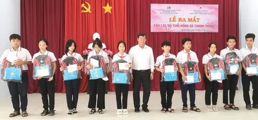 Tặng quà Tết hội viên Câu lạc bộ Tuổi hồng