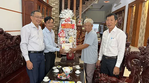 Lãnh đạo thành phố chúc Tết các gia đình có công với cách mạng