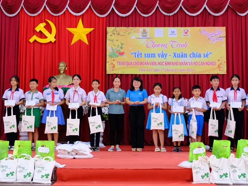 Tặng 100 phần quà đến các hoàn cảnh khó khăn ở huyện Thới Lai