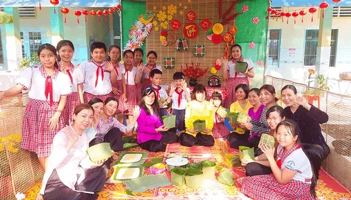 Phụ huynh đến trường, cùng thầy cô, học trò gói bánh ăn Tết