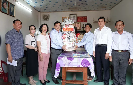 Chúc Tết các gia đình cán bộ hy sinh, từ trần diện Thành ủy quản lý