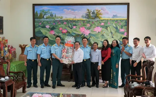 Lãnh đạo thành phố chúc Tết các lực lượng vũ trang, bệnh viện