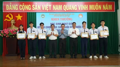 Khen thưởng 30 học sinh đoạt giải Kỳ thi chọn học sinh giỏi cấp quốc gia THPT năm học 2023-2024