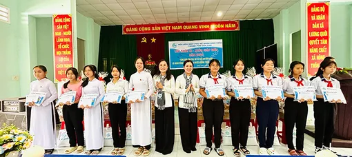 Về nguồn, tặng quà phụ nữ, trẻ em có hoàn cảnh khó khăn