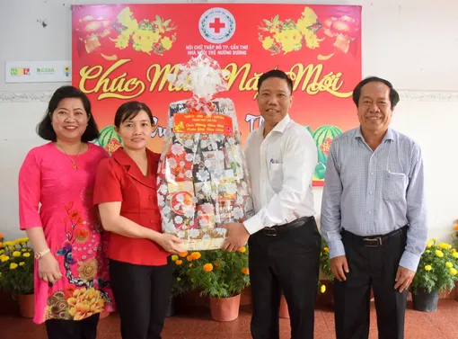 Tặng quà Tết các cháu ở Nhà nuôi trẻ mồ côi Hướng Dương