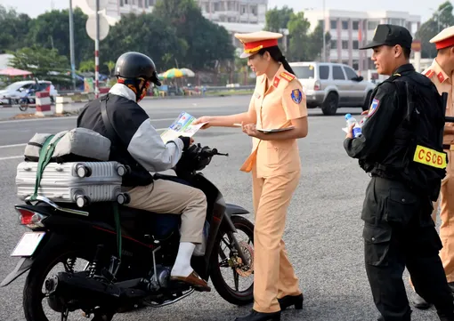 Hỗ trợ người dân chạy xe máy về quê nghỉ Tết