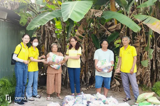 Các nhóm, câu lạc bộ thiện nguyện tặng quà cho người khó khăn