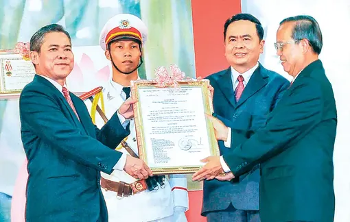 “Hai mươi năm ấy, biết bao nhiêu tình…”