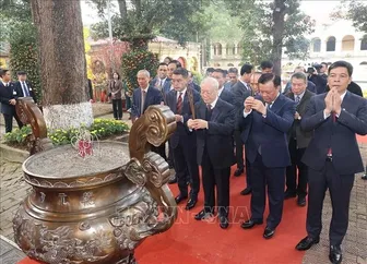 Tổng Bí thư Nguyễn Phú Trọng dâng hương tại Hoàng Thành Thăng Long