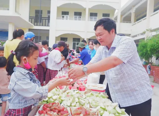 Thầy Hận thương học sinh nghèo