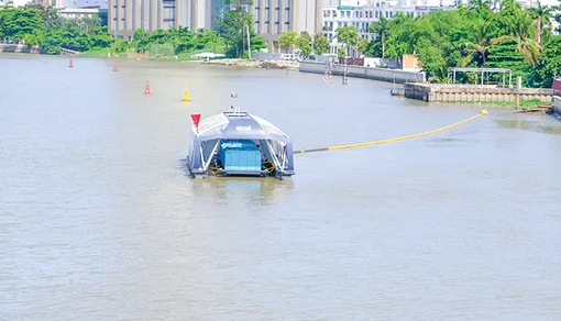 Nhân rộng mô hình thu gom rác thải trên sông