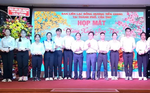 Ban Liên lạc đồng hương Tiền Giang tại TP Cần Thơ họp mặt mừng xuân và trao học bổng sinh viên vượt khó học giỏi