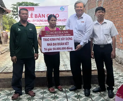 Agribank Chi nhánh Cần Thơ II trao kinh phí xây dựng nhà đại đoàn kết tại xã Thạnh Tiến, huyện Vĩnh Thạnh