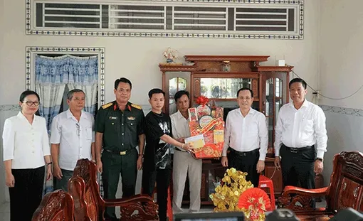 Lãnh đạo thành phố thăm và tặng quà gia đình các thanh niên chuẩn bị nhập ngũ