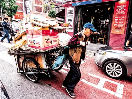 Nhiều người già Hàn Quốc vẫn lao động