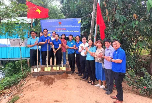 Giúp dân làm đường giao thông, gắn đèn chiếu sáng