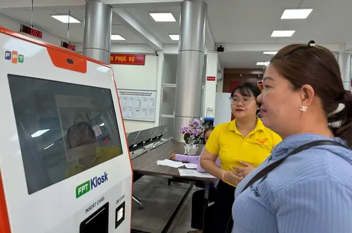 Người dân hồ hởi thực hiện thủ tục hành chính tại Trung tâm Phục vụ hành chính công TP Cần Thơ