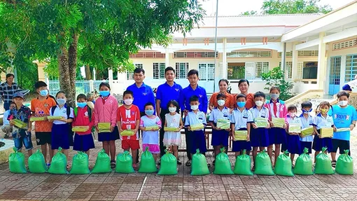 Xung kích xây dựng quê hương