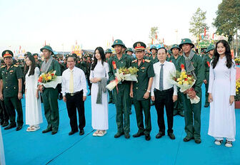 ក្រុង​កឹង​ធើ រៀប​ចំ​យ៉ាង​មហោ​ឡា​រិក​ពិធី​ប្រ​គល់​ ទទួល​យោ​ធិនឆ្នាំ​២០២៤