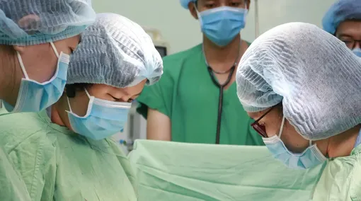 Phẫu thuật thành công cho một phụ nữ có khối u to như bà bầu sắp sinh