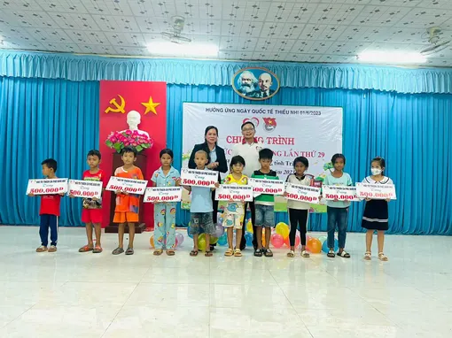 "Nặng nợ” với học sinh nghèo