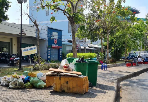 Ra đường là gặp rác! ...