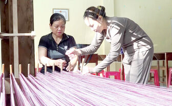 ស្តារ​ឡើង​វិញ​របរ​ត្បាញ​ហូលរបស់​ជន​រួម​ជាតិ​ខ្មែរ​នៅ​អា​ង​យ៉ាង​