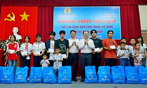 Đoàn công tác TP Hồ Chí Minh tặng quà cho con em công nhân lao động khó khăn TP Cần Thơ