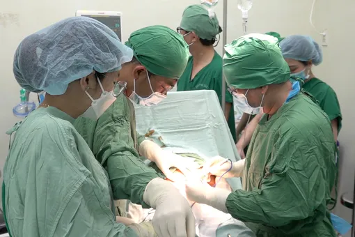 Phẫu thuật thành công cho mẹ bầu mang song thai bị dị tật