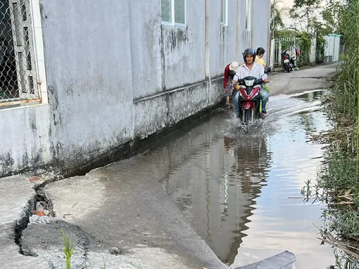 Đoạn đường sụp lún gần cầu Mật Cật chưa được khắc phục