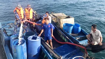 Bộ Tư lệnh Vùng 5 Hải quân điều tàu chở nước ngọt cấp cho người dân hải đảo