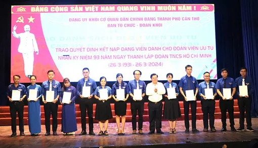 Trao quyết định kết nạp đảng viên cho đoàn viên ưu tú dịp kỷ niệm 93 năm Ngày thành lập Đoàn TNCS Hồ Chí Minh
