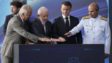 Pháp “ve vãn” Brazil bằng tàu ngầm